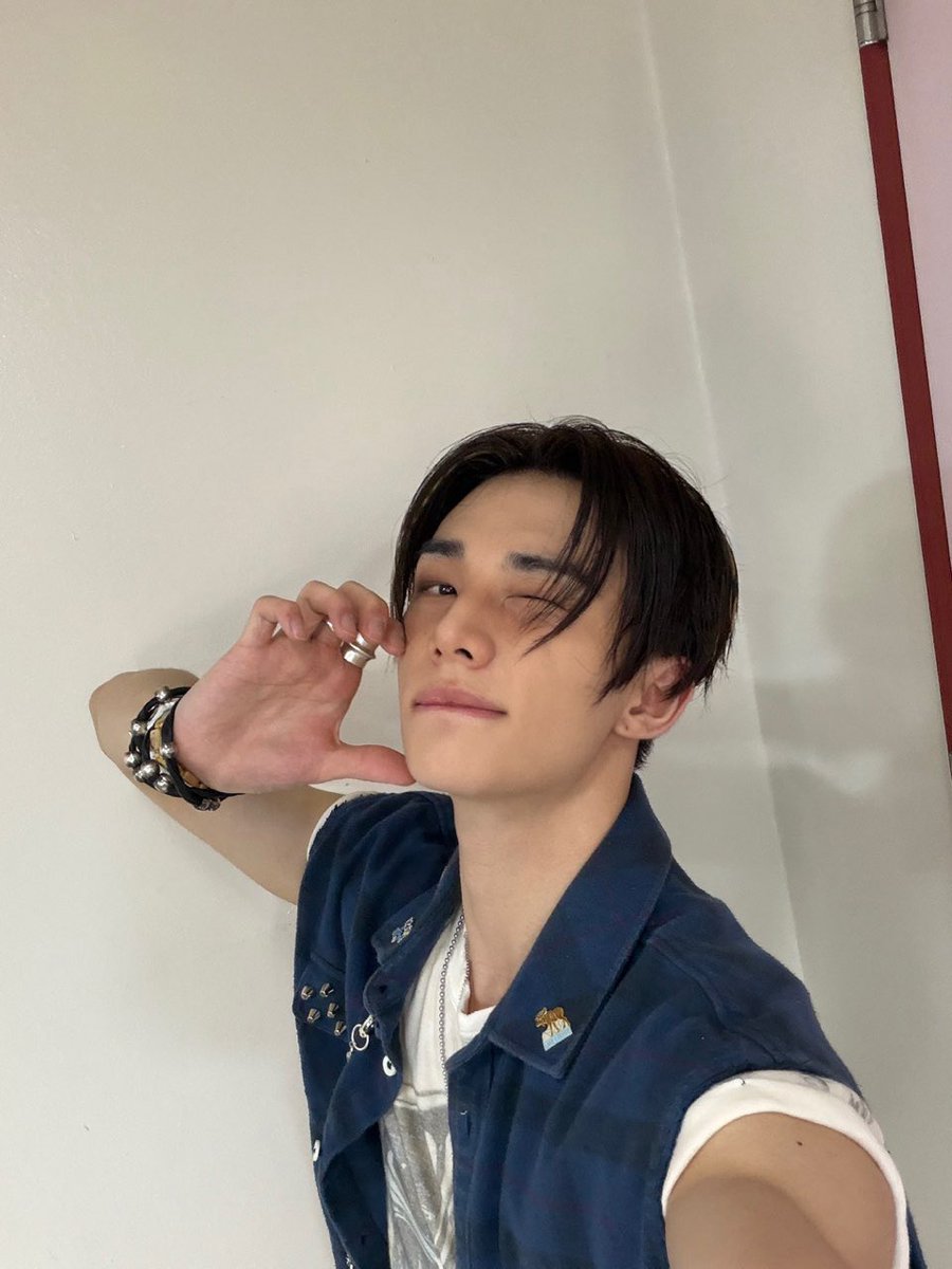 spearhyunnie's tweet photo. hyunjin sent selfies on 💭 "you've worked hard until the last show, thank you for cheering on us❣️" https://t.co/mftm2QZNr8