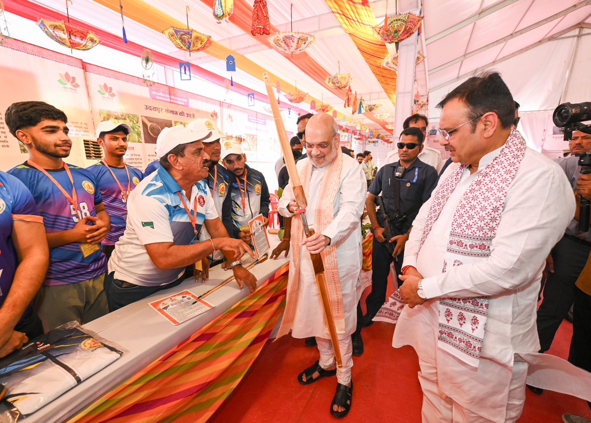 BhajanlalBjp's tweet photo. माननीय केंद्रीय गृह एवं सहकारिता मंत्री श्री @AmitShah जी के साथ निम्बाहेड़ा स्थित राजकीय अंबेडकर कॉलेज में सहकारिता से जुड़ी आयोजित प्रदर्शनी का अवलोकन किया। 

माननीय गृह एवं सहकारिता मंत्री जी के मार्गदर्शन में राजस्थान में सहकारिता आंदोलन को नई शक्ति और नई दिशा मिल रही है। सहकारिता को गांव, किसान और आमजन की आर्थिक प्रगति का सशक्त माध्यम बनाते हुए हमारी सरकार प्रदेश में समृद्धि और आत्मनिर्भरता के नए अवसर सृजित करने के लिए प्रतिबद्ध है।