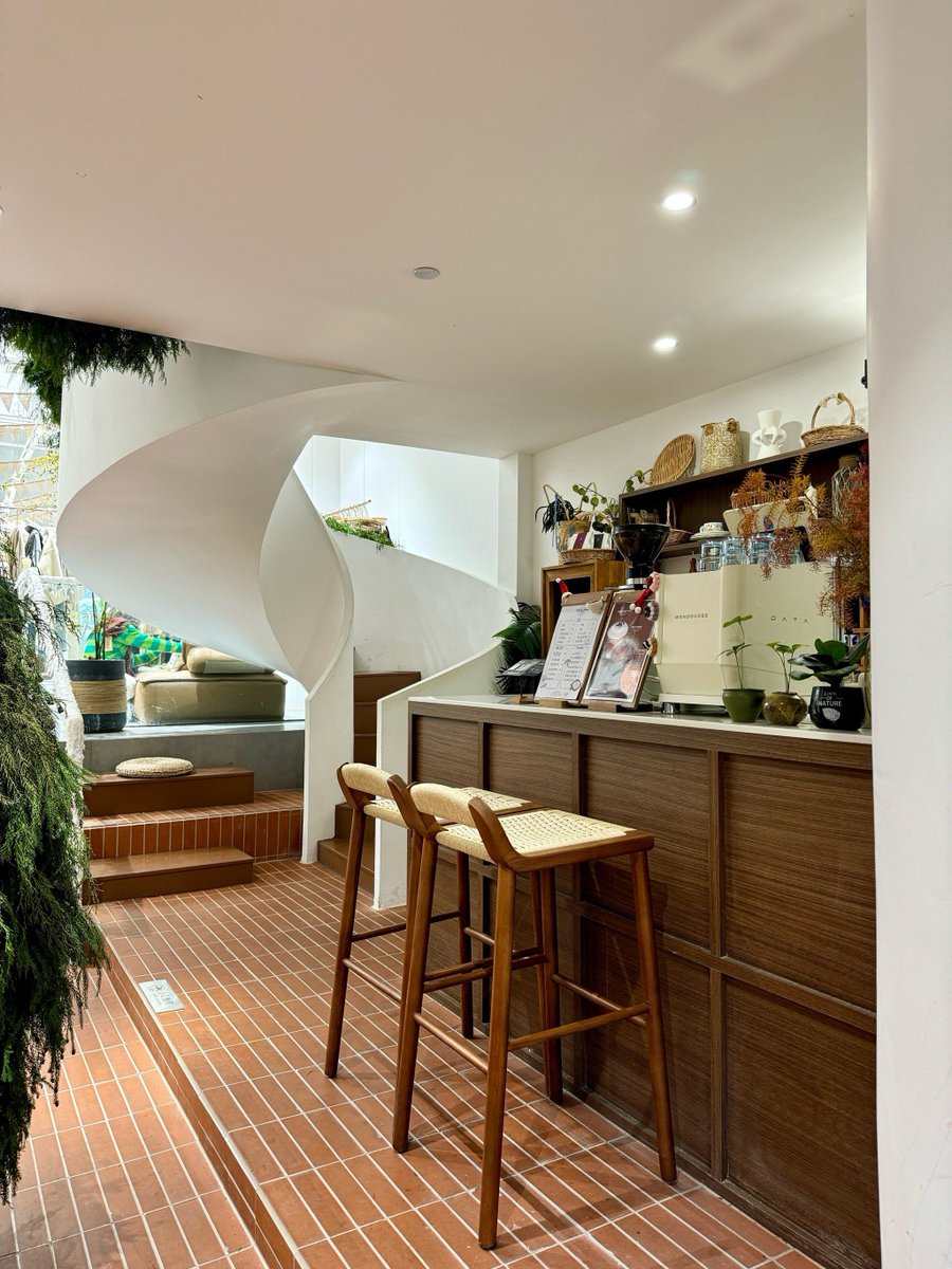 Kong4554's tweet photo. Just tried that new immersive cafe where your coffee orders get synced with soft, personalized ambient art—game-changer for slow mornings with zero screen stress! https://t.co/AylHlwwn3A
