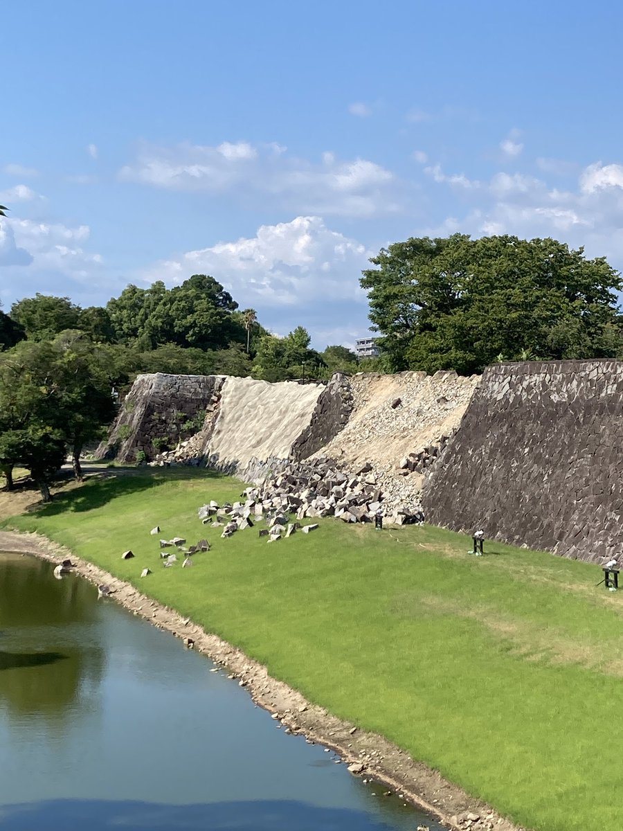puriyango's tweet photo. お盆休みに九州旅行に行って来たでちよ〜🚄
熊本地震の影響で熊本城は閉鎖して��でち😢
熊本城界隈を訪れてご迷惑にならないかパパが熊本観光課に問い合わせて、来て頂ければ支援になりますって返事頂き行きましたよ🏯
滞在5時間程度で宿泊地の博多に戻りまちたよ🐶

ぷりん🐶🍮
#しっぽ会 https://t.co/5t4Pf6c0te
