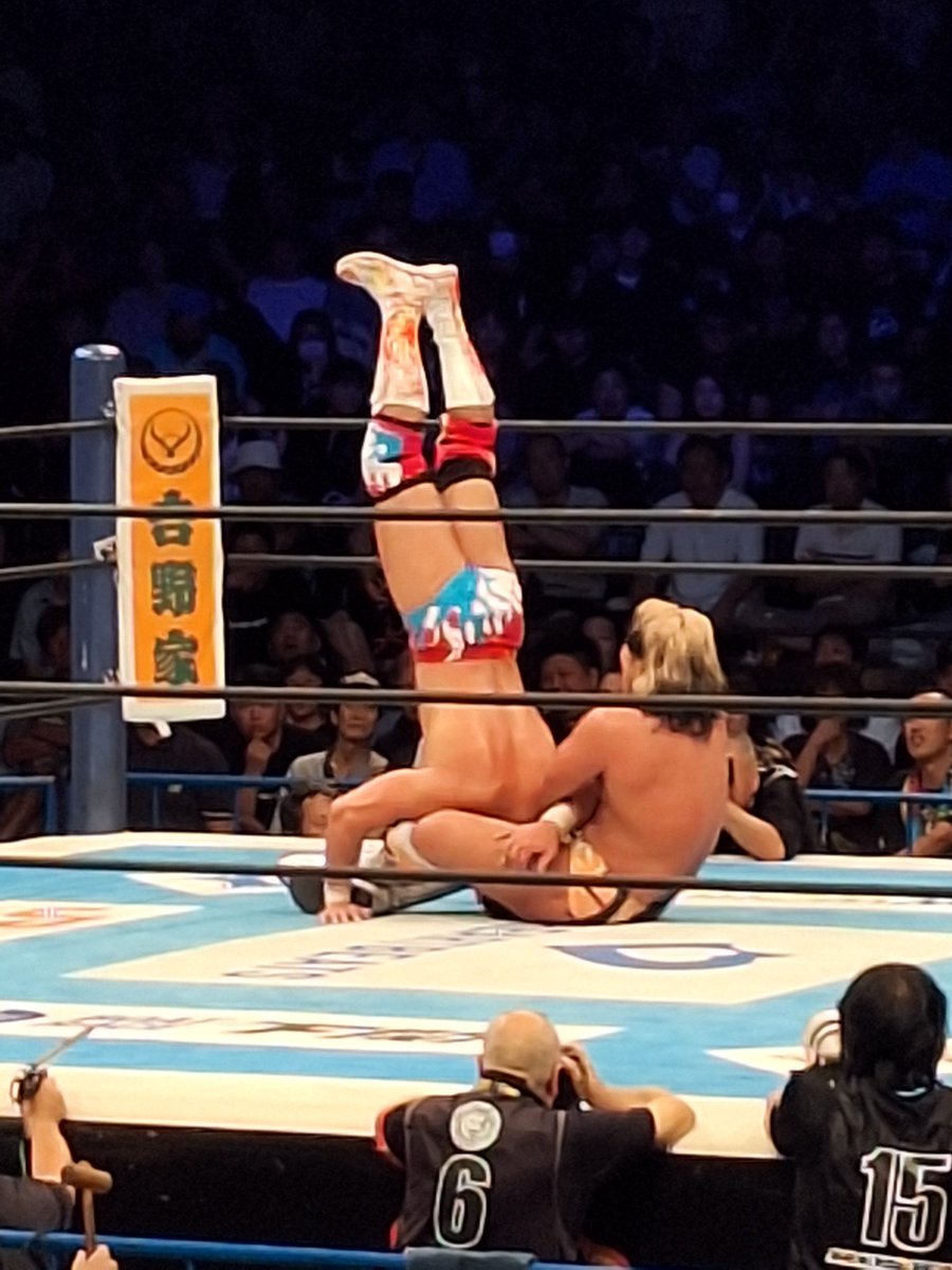 KotsuaM's tweet photo. ねちっこいプロレスを
20分位観てる
けど、飽きない。

そんで、この2人
これまでの戦いで
満身創痍のはずなのに
テーピング一切してない。
すげーよ。
#G1CIMAX36
#上村優也 選手 
#大岩陵平 せ https://t.co/U3xDGSmgtA
