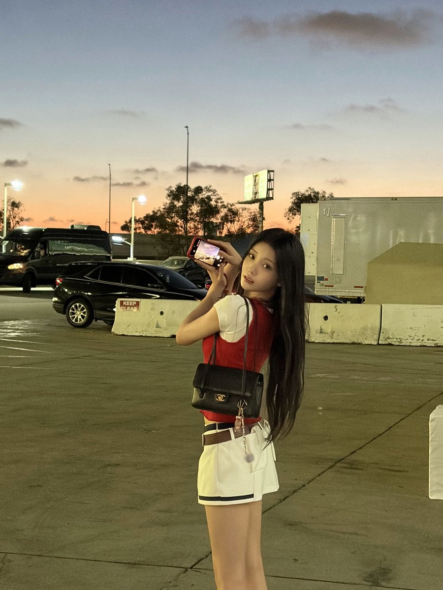 twoonehee's tweet photo. 여행갔다고 인증샷찍어오는 여자친구넴,

아 긴귀고싶어 아 코피터져 아개좋아씝.. https://t.co/YyDH5iRZJe