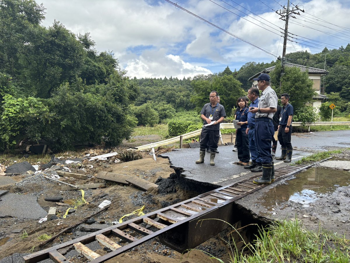 TsunodaHideo's tweet photo. この度の千葉県での豪雨により被害に遭われた皆様に心よりお見舞い申し上げます。連日、千葉県内各地を訪問する中、本日は北村八街市長、公明党市議団と共に農業被害、道路陥没現場にて状況と要望を伺いました。千葉市内では床上被害のお宅にてお話を伺いました。早期復旧のため全力で取り組みます。 https://t.co/M2WzkPfuo4