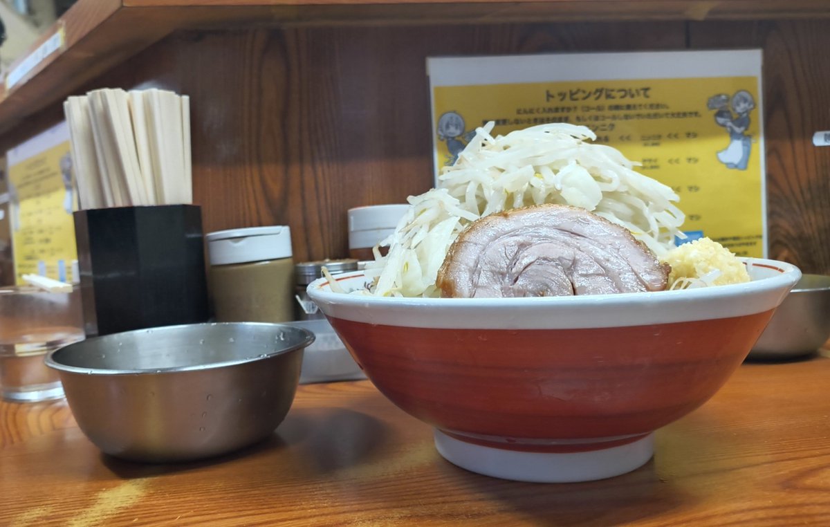 ToygerLiger's tweet photo. ラーメン二郎　亀戸さん
小カタメ+生卵 ニンニク少しヤサイマシ

セルフ調味料の存在に無頓着のため普段使わないけどお隣さん色々アレンジしてるのを見てたら物欲しそぉにしてたよぉに見られたのかお裾分けされた気が…
また反対のお隣さんから豚をプレゼントされた気が…
周りに支えられてる自分です https://t.co/M011s2TdUd