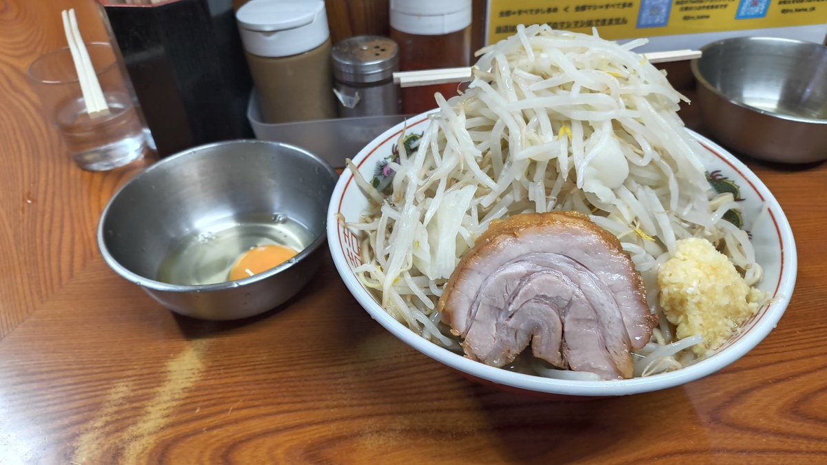ToygerLiger's tweet photo. ラーメン二郎　亀戸さん
小カタメ+生卵 ニンニク少しヤサイマシ

セルフ調味料の存在に無頓着のため普段使わないけどお隣さん色々アレンジしてるのを見てたら物欲しそぉにしてたよぉに見られたのかお裾分けされた気が…
また反対のお隣さんから豚をプレゼントされた気が…
周りに支えられてる自分です https://t.co/M011s2TdUd