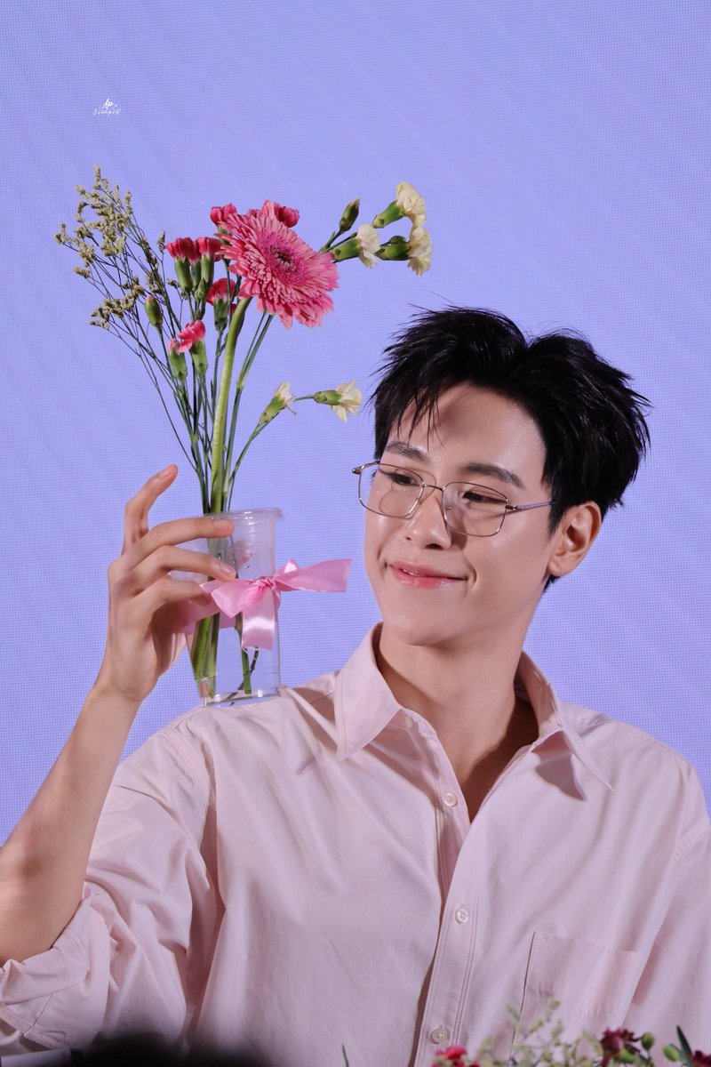 SsamprR's tweet photo. จูเนียร์กับดอกไม้ของเขา น่ารักมากก ☀️💐

JUNIOR LOVE WITHAT SCENT

#WithatxJunior
#junniorrs @jnnrrs https://t.co/qOPlpUFNcM