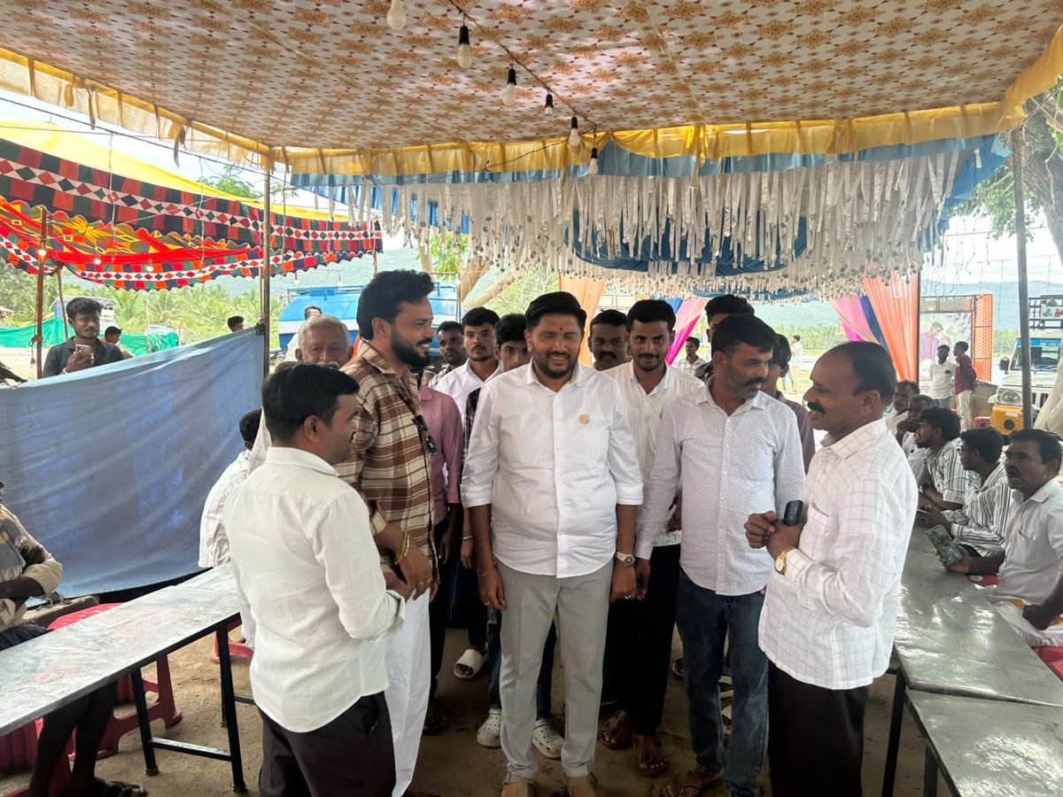 NRSanthosha01's tweet photo. ಇಂದು ಅರಸೀಕೆರೆ ತಾಲ್ಲೂಕು ಕೊಂಡವಾಗಿಲು ಯಾದವರಹಟ್ಟಿ ಗ್ರಾಮದ ನಿವಾಸಿಗಳು,ಶರಣ ಶ್ರೀ ತುರುಗಾಹಿ ರಾಮಣ್ಣನವರ ಅನುಯಾಯಿಗಳು ಹಾಗೂ ಶ್ರೀ ಕೃಷ್ಣ ಪರಮಾತ್ಮನ ವಂಶಜರಾದ ಶ್ರೀಮತಿ ಶಿವಮ್ಮರವರು ಮತ್ತು ಶ್ರೀ ಚಂದ್ರಪ್ಪರವರ ಸುಪುತ್ರರಾದ ಚಿ।।ರಾ।। ತಮ್ಮಯ್ಯರವರು (ಗಂಗಾಧರ) ಹಾಗೂ ಚಿ।।ಸೌ।।ವೀಣಾರವರ ವಿವಾಹ ಸಮಾರಂಭದಲ್ಲಿ ಪಾಲ್ಗೊಂಡು ಶುಭ ಹಾರೈಸಲಾಯಿತು . 
ಈ ಸಂದರ್ಭದಲ್ಲಿ ನಮ್ಮ ಕಾರ್ಯಕರ್ತ ಬಂಧುಗಳಾದ,ಶ್ರೀ ಉಮೇಶರವರು,ಶ್ರೀ ಈರಣ್ಣನವರು,ಶ್ರೀ ಚಂದ್ರಪ್ಪರವರು,ಶ್ರೀ ಶಿವಕುಮಾರರವರು,ಶ್ರೀ ಗಂಗಾಧರರವರು,ಶ್ರೀ ವಿರೂಪಾಕ್ಷರವರು, ಶ್ರೀ ರಂಗಸ್ವಾಮಿರವರು,ಶ್ರೀ ನಂಜೇಶರವರು,ಶ್ರೀ ಧರ್ಮಪ್ಪರವರು,ಶ್ರೀ ಶೇಖರರವರು,ಶ್ರೀ ಜಯರಾಮರವರು,ತಿಪಟೂರು ಶ್ರೀ ಪುಟ್ಟರಾಜುರವರು,ಉಪಸ್ಥಿತರಿದ್ದರು.

#nrsanthosh #nrsanthoshforarasikere #arasikere