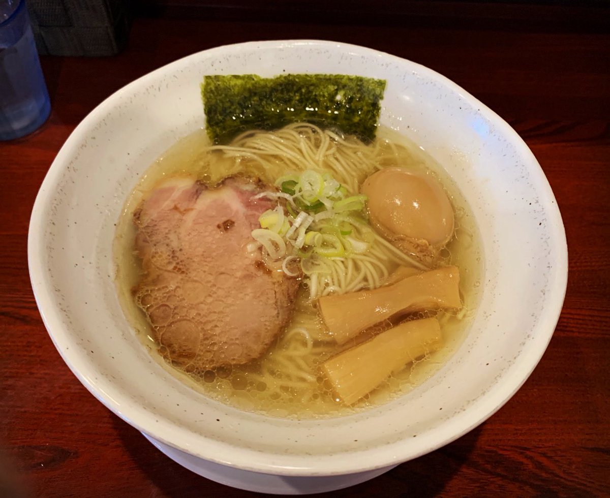 ramendanuki's tweet photo. 上州地鶏ラーメン 翔鶴@群馬県前橋市
塩らーめん

スープは透き通った清湯、芳醇な鶏の旨味に魚介の風味がふわりと香ります
麺はストレート細麺、歯切れ良く上品なスープによく合います
太めのメンマやジューシーなチャーシューも食べ応えあります
#ラーメン #前橋 https://t.co/3PWOZdZ3UK