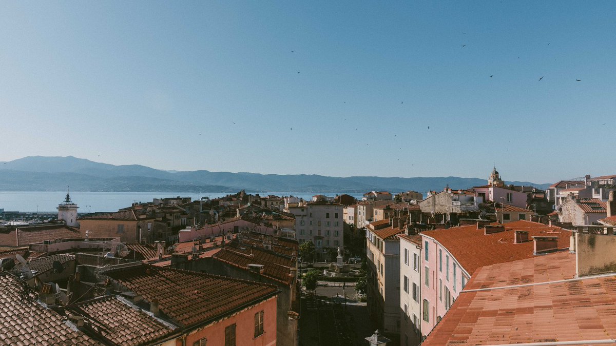AjaccioTourisme's tweet photo. Photo du dimanche 📸
Les toits d’Ajaccio, le golfe en arrière-plan et les oiseaux dans le ciel : une ville tournée vers la mer, où chaque hauteur révèle un nouveau point de vue.
#Ajaccio #PaysDAjaccio #PhotoDuDimanche https://t.co/OZRmYTG875
