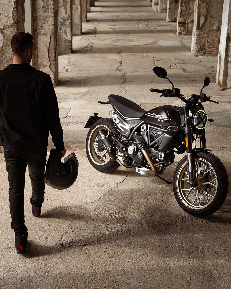 scramblerducati's tweet photo. Retro looks, modern tech. The best of both worlds, parked right here.

https://t.co/RCO51p6w4D

#Ducati #ScramblerDucati #FullThrottle https://t.co/1Cybcm5OLq