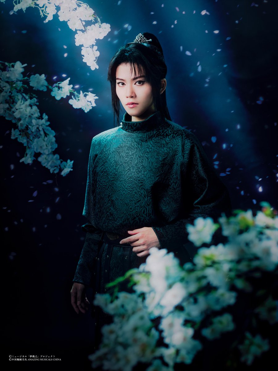 m_yumebishi2's tweet photo. ＊＿＊＿＊＿＊＿＊＿＊
　　　梨の花散る
　ソロビジュアル解禁
＊＿＊＿＊＿＊＿＊＿＊
白居易：#天寿光希
元稹：#飛龍つかさ
---
9/19(土)〜10/4(日)
東京芸術劇場 シアターイースト
---
🎫オフィシャル先行受付中！8/17まで
https://t.co/HcGM0L2e8M
📝公式HP
https://t.co/gYyrmpTOo2
#夢微之 https://t.co/xF2eCU0pNV