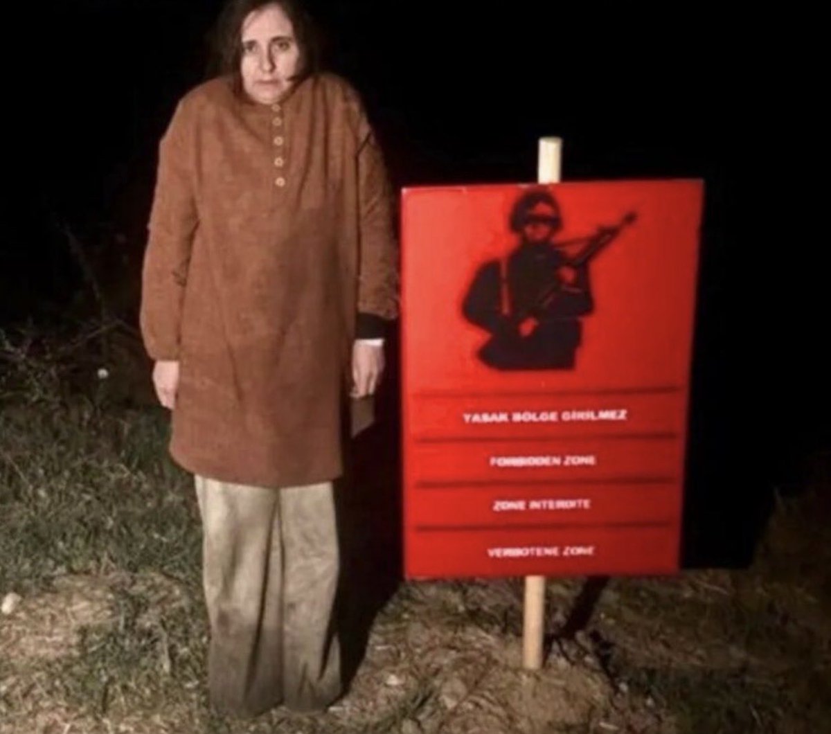 karakascengiz2's tweet photo. Bu fotoğrafı insan düşünmeden edemiyor, o kadar çok şey anlatıyor ki.. 

10 yıldır tutuklanmamak için zor bir hayat geçirmiş, en son zulümden kaçmaya çalışırken yakalanmış ve bu fotoğrafla afişe edilmiş…

Bu fotoğrafta 2 müjde var gibi…

Biri, o gün zalimlerin nasıl yakalanacağı, afişe edileceği, nasıl alçaklık damgası vurularak zindanlara atılacağı, 

Diğeri de bu kadıncağız gibi insanların nasıl aziz edileceği…

Nasıl yaşarsanız öyle ölürsünüz, diye bir söz var…