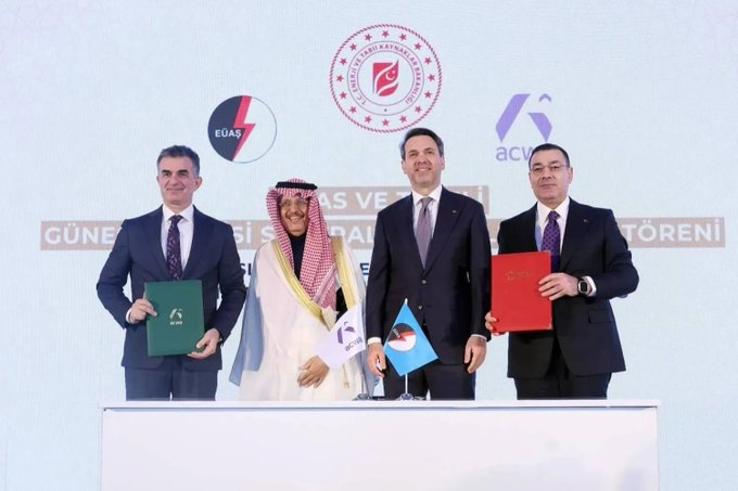 Asbdullahkurdi's tweet photo. 🚨 #أكوا تستعد لإضافة 3 جيجاواط جديدة في تركيا 🇹🇷🇸🇦

وزير الطاقة التركي: نستعد لتوقيع المرحلة الثانية مع أكوا باور بقدرة 3,000 ميغاواط من الطاقة الشمسية والرياح والتخزين خلال مؤتمر COP31.

• المرحلة الأولى: 2,000 ميغاواط شمسية تم الاتفاق عليها سابقًا
• المرحلة الثانية: 3,00 https://t.co/Cif2ebAHEW
