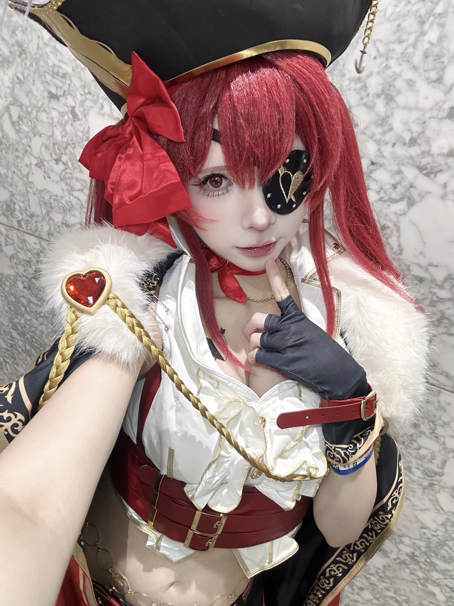 x10n_chu's tweet photo. コミケ2日目お疲れ様でした〜！
ホロドリ衣装の船長でいました🏴‍☠️❤️

 #C108 #C108_cos #C108ホロライブ https://t.co/1m7LXSrvUK