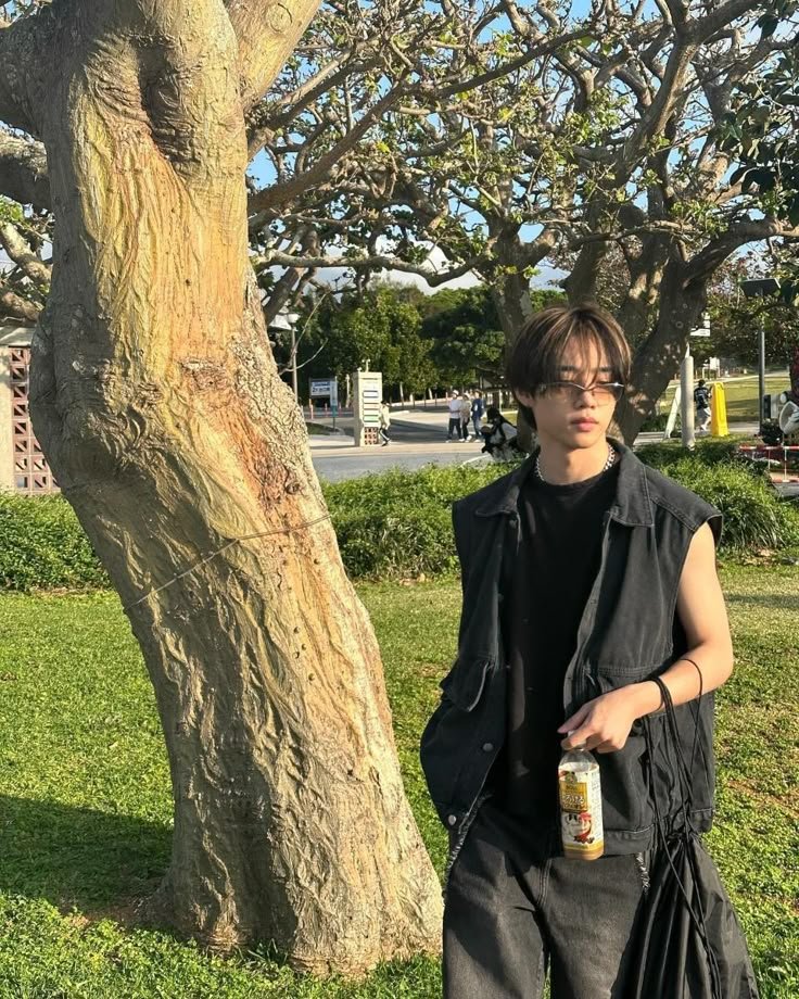 SunwooPergi's tweet photo. <from:sunwoo@pergi.id>
<to:all@pergi.id>
<subject:ajakan ngobrol>

Ngobrol sama gue yang abis menyentuh rumput dong, kalo boleh kepo kalian Sunday nya udah ngapain aja?

Best regards, 
Sunwoo https://t.co/sQXrJYe3XL