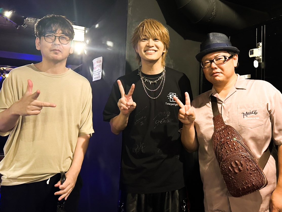 onyuuvo's tweet photo. Tweyelightのライブの日は、色々ありすぎた🎵

まず台風に久しぶりのユースケ🎵
ライブ後は渋谷を全力疾走でビショ濡れ🌀
3人で娘の家へ、少し早い誕プレを渡しに♡
その後ユースケを送っていくと…

えっ？！🚨
警察十数人、部屋に突入寸前!!
その後囲まれてるユースケを見て
……ごめん、笑ったw https://t.co/FKRnacud3O