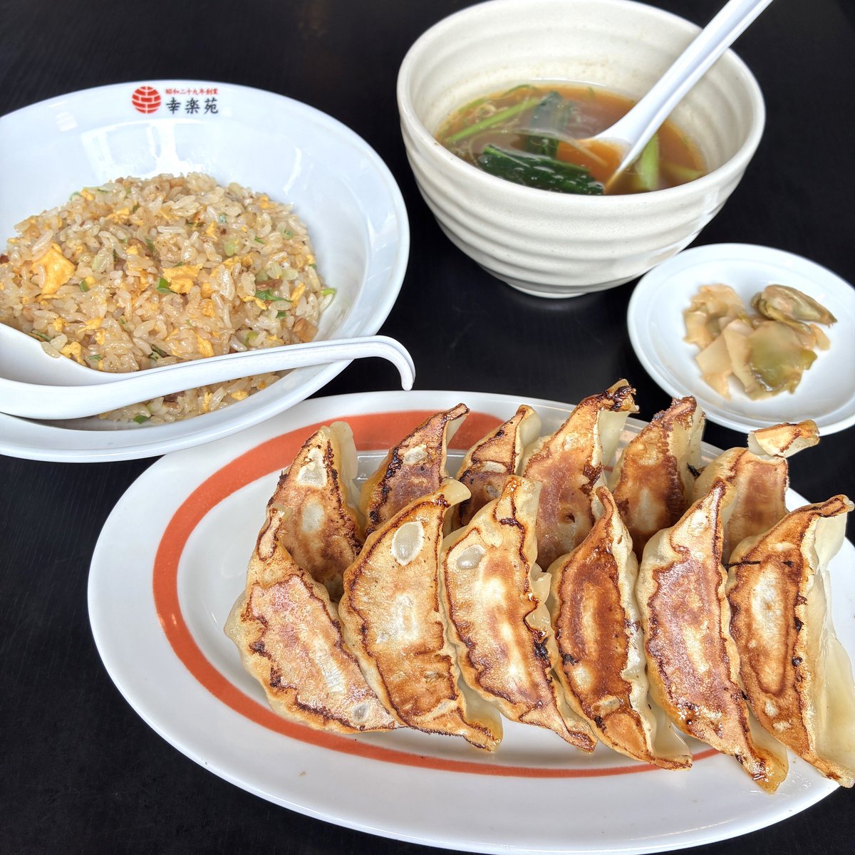 kourakuen_pr's tweet photo. 今日でお盆休みも終わりの方も多いと思います。
お出かけ疲れ＆ごはん作りをお休みしたい方は、ぜひ幸楽苑へ！

15時からの中華ダイニングは

・W餃子チャーハンセット 
・野菜炒めセット 

等、本格セットを取り揃えています🎉

今夜は包丁もフライパンも置いて幸楽苑でゆっくり過ごしてください🥢✨ https://t.co/OGSjZJ1tlx