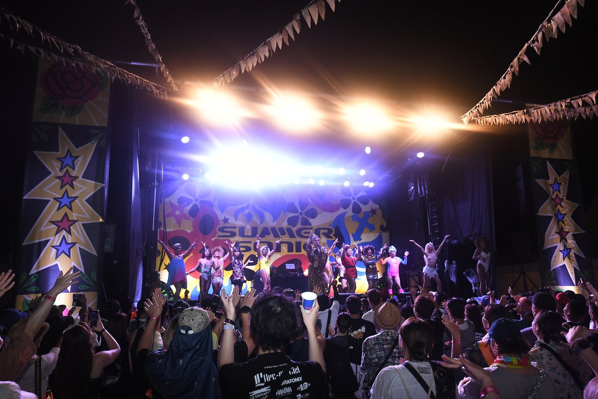 summer_sonic's tweet photo. 【サマソニ25周年の〆は是非！サマソ二丁目で！】
 
いよいよ３日間のサマソニも終盤！まだまだ盛りだくさんでいきますよ！
昨夜もたくさんのオーディエンスと一緒に遅くまで大盛り上がりだったサマソ二丁目夜のステージ！
今夜も25周年の最後を飾るビッグパーティーをマリン外周ステージClub Que Será Seráで開催！
今夜がイチバン凄いかも！新宿二丁目伝説のショータイムが#サマソニ で！これは見逃せない！
 
最後にサマソ二丁目で盛り上がってから帰らないとサマソニ25周年は終われません！
Club Que Será Seráステージで20:30頃から22:00頃まで皆様のお越しをお待ちしてます！