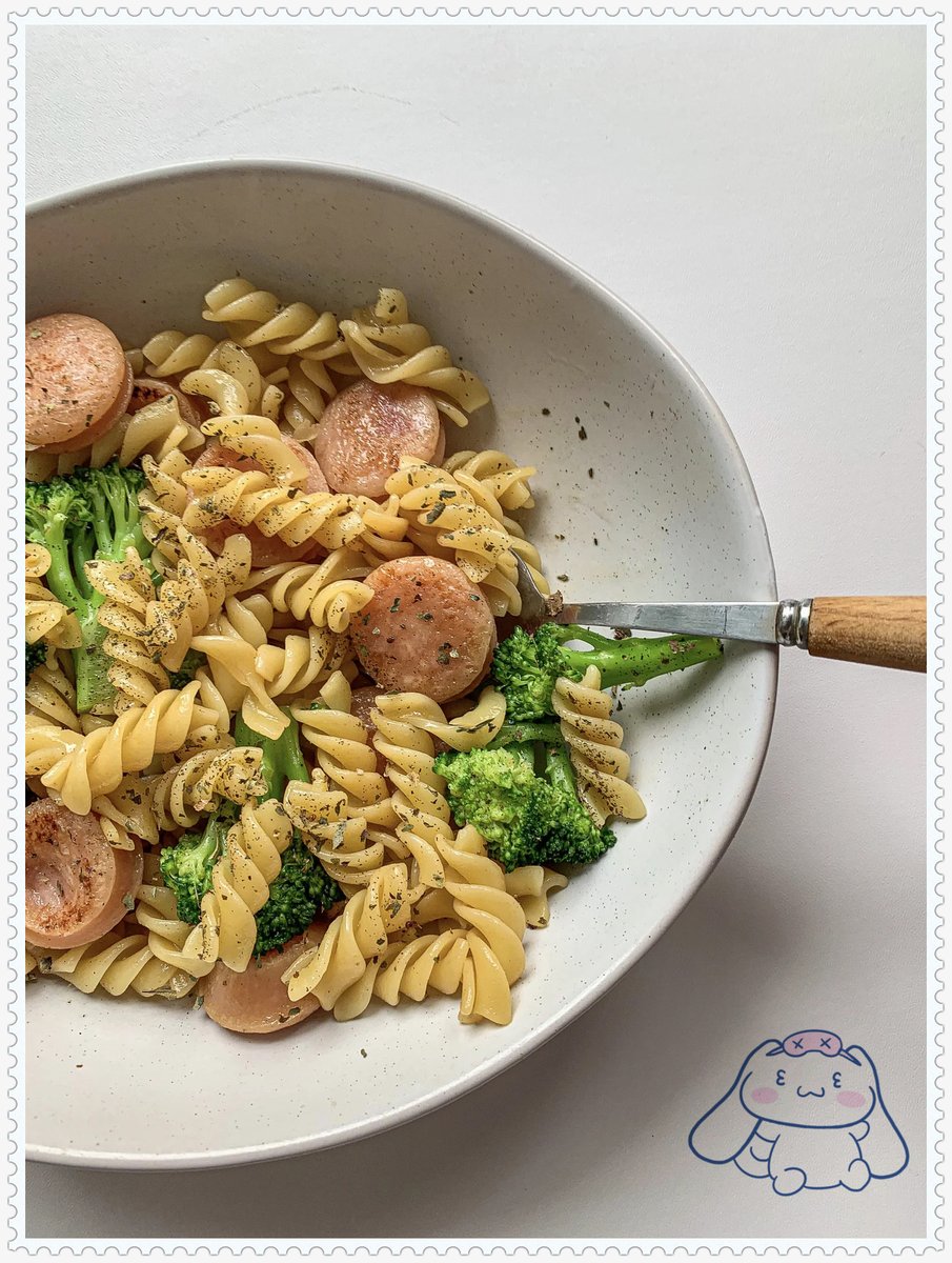 Bakerjamali2's tweet photo. [Lunch done right: homemade veggie pasta with a side of fresh greens. Fueling the day, one tasty bite at a time!]， https://t.co/bSmJOcbuZw