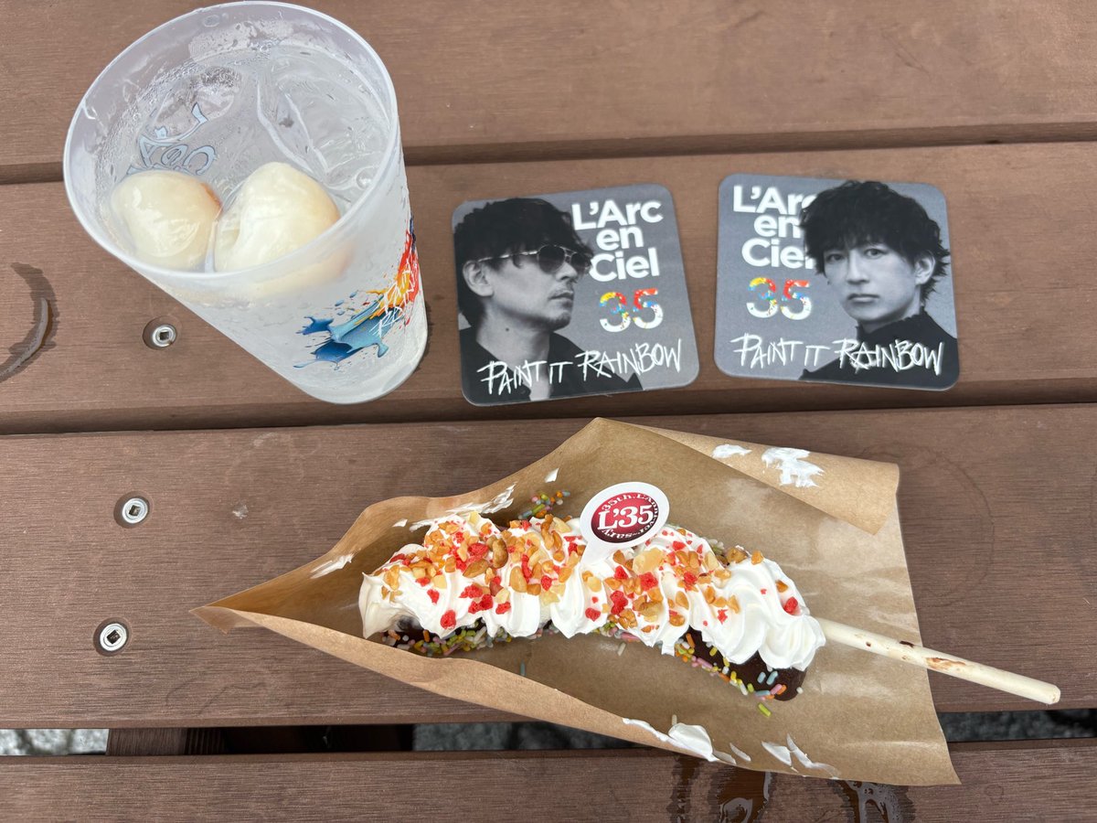 siiciq8's tweet photo. ラルカフェは早めにきたからそこまで待たずにゲットできた！
そして相席したお姉様方にご協力いただきコンプ写真撮らせてもらいました🌈 https://t.co/Oqb5uDWFiD