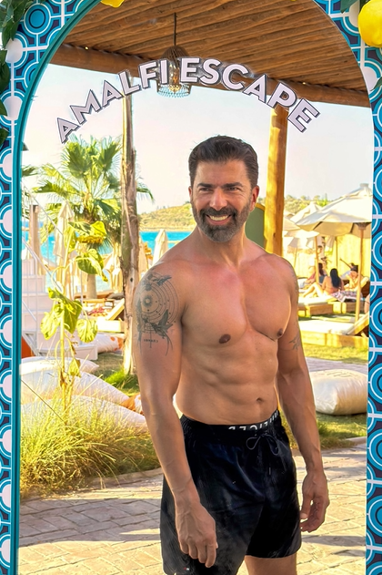onedio's tweet photo. Çılgın Bediş görmesin!

52 yaşındaki oyuncu Cenk Torun’dan tatil paylaşımı.
https://t.co/npdBd7SNNi