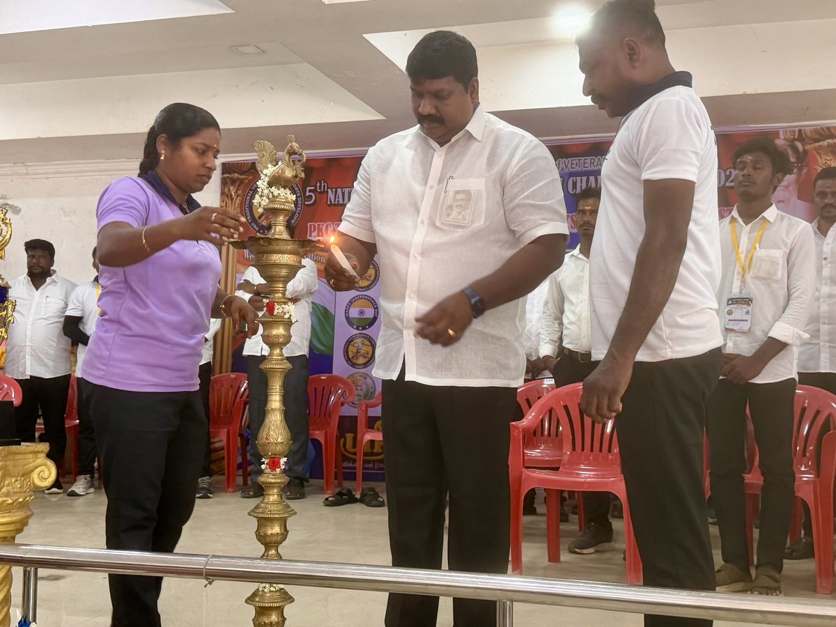 edisonvlk's tweet photo. இன்று வேதாரண்யத்தில் PKC சிலம்பாட்டம் கழகம் நடத்தும் மாநில அளவில் சிலம்பம் போட்டிகளை குத்துவிளக்கேற்றி துவக்கி வைத்தேன். PKC சிலம்பம் ஆசான் புகழேந்திரன் ஏற்பாட்டில் சிலம்பம் போட்டிகள் நடைபெற்றன நிகழ்வில் வேளை பேரூர் செயலாளர் மரிய சார்லஸ்,கந்தையன், ஸ்டாலின்,வெற்றிவேல் MC,வேளை ரோட்டரி சங்கம் நிர்வாகிகள்,சிலம்பாட்டக் கலை ஆசான்கள்,பள்ளி மாணவ மாணவிகள், பொதுமக்கள் பங்கேற்றனர்