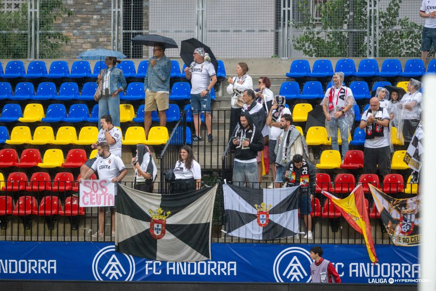 GradaBpro's tweet photo. No lo tienen nunca fácil para los desplazamientos, pero a pesar de los 1.200 km de distancia, no estuvo sola la @ADCeuta_FC en Andorra.

vía @soydelceuta https://t.co/ib3cVxjnow