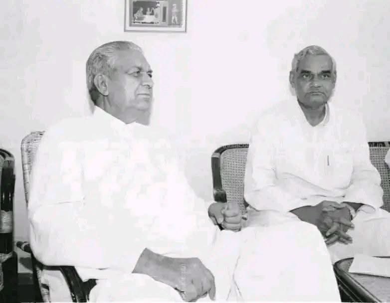 AbhaySChautala's tweet photo. सरकारें आएंगी, जाएंगी, पार्टियां बनेंगी, बिगड़ेंगी, मगर यह देश रहना चाहिए…

भारत रत्न, पूर्व प्रधानमंत्री श्रद्धेय अटल बिहारी वाजपेयी जी की पुण्यतिथि पर विनम्र श्रद्धांजलि। 

राजनीति को राष्ट्रसेवा, लोकतंत्र को मर्यादा और शब्दों को संवेदना देने वाला उनका विराट व्यक्तित्व सदैव प्रेरणा देता रहेगा।