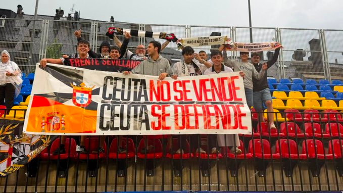 GradaBpro's tweet photo. No lo tienen nunca fácil para los desplazamientos, pero a pesar de los 1.200 km de distancia, no estuvo sola la @ADCeuta_FC en Andorra.

vía @soydelceuta https://t.co/ib3cVxjnow