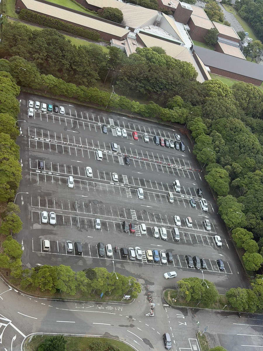 chiba_porttower's tweet photo. タワー前駐車場について。

令和８年８月千葉豪雨による、レッカー移動をした車を置く場所になっております。
レッカー等が出入りいたしますので、ご来館の際は事故等にお気をつけください、
被害に遭われた方に、心よりお見舞い申し上げます。 https://t.co/1tStCBb6a1