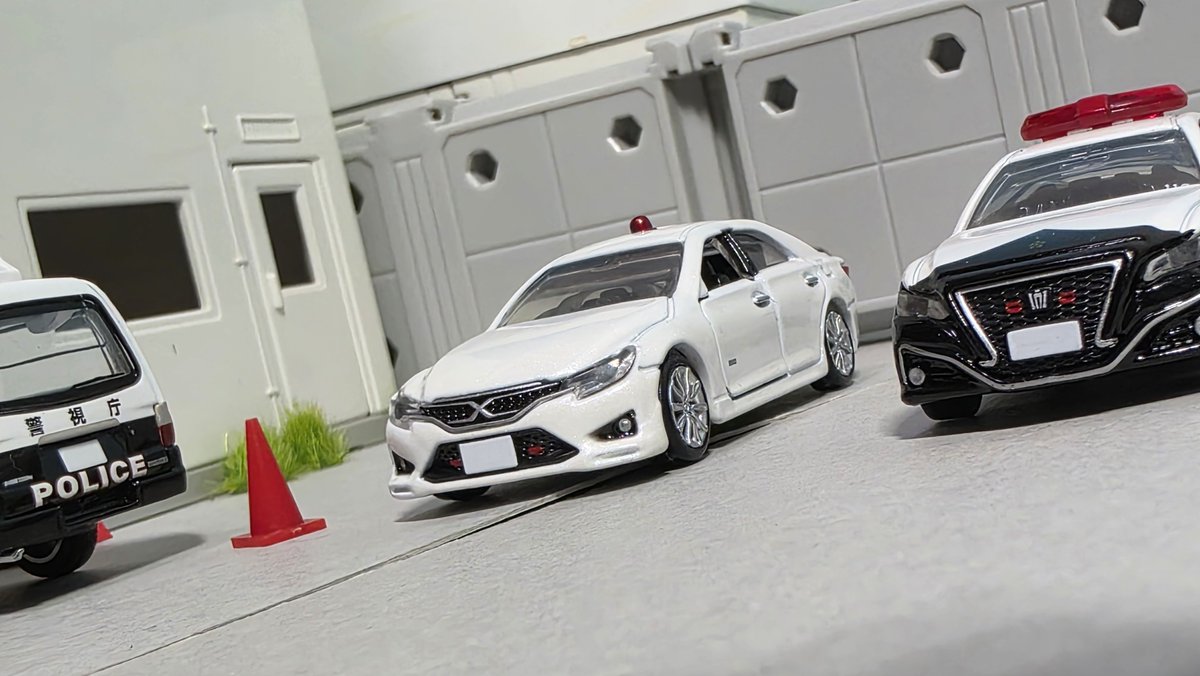 zefurann_96's tweet photo. 昨日発売のトミカプレミアム トヨタ マークX 覆面パトロールカーを購入しました！
ギミックの豊富さと作り込みに驚かされる1台です。めちゃおすすめ！！ https://t.co/pB9GqxtqXO