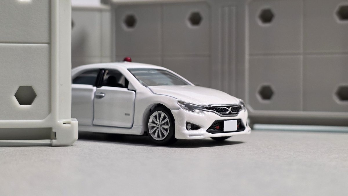 zefurann_96's tweet photo. 昨日発売のトミカプレミアム トヨタ マークX 覆面パトロールカーを購入しました！
ギミックの豊富さと作り込みに驚かされる1台です。めちゃおすすめ！！ https://t.co/pB9GqxtqXO