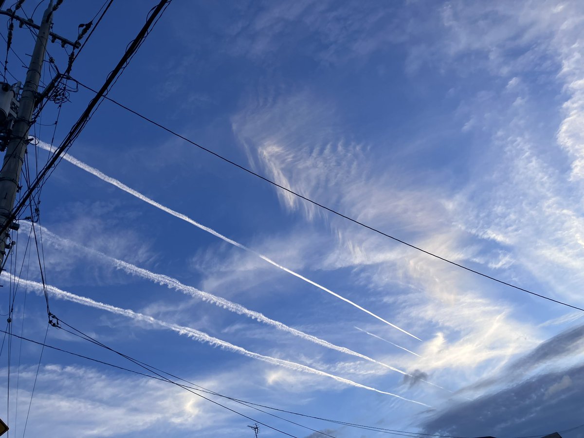 0722tomo's tweet photo. 昨日の夕方の空
飛行機雲がいっぱい✈️
写せてないけど、まだほかにも3本くらいあったよ^ ^

飛行機乗ってどこか行きたいなぁ😇 https://t.co/wpEczKgMpF