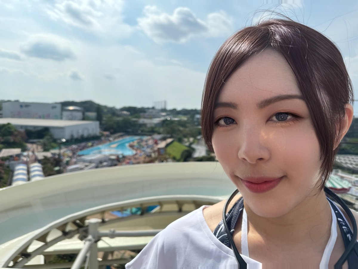 HashimotoKotoe's tweet photo. 【なぜ靖国神社への参拝が問題となっているのか】
日本はサンフランシスコ条約を締結し、その条文で「戦犯とした裁判結果を受け入れる」とある。よって戦犯の法的身分は確定している。問題は、人の霊魂や幽霊に対しても「法律(条約)」は適用される、という「異常者」があまりにも大勢いることだ。

まず、日本は戦争に負けると連合国に占領され、主権を喪失した。しかし、交渉の結果、サンフランシスコ条約を締結して国家主権を回復した。

この第十一条で「戦犯の結果を受諾」とあり、日本国内で拘禁されている「戦犯」を日本政府は継続して拘禁することが定められた。

つまりな、「条約」は「生きている人」に対して適用されたわけだ。

その人が死んだ後、人間の観念で考えられる「霊魂」についても「戦犯としての法的身分」が適用されるという、めちゃくちゃ馬鹿な話を真顔でしている奴らがおる。

あのなあ!　霊魂に法律・条約は適用されないぞ!　そんなバカなこといっとる国は世界中で日本だけじゃ!!

そもそもな、1952年(昭和27年)にサンフランシスコ条約で「戦犯」が定義された後、

日本政府は「戦傷病者戦没者遺族等援護法の一部を改正する法律（昭和28年法律第181号)附則第20項、

そして、恩給法の一部を改正する法律（昭和29年法律第200号）附則第4項に基づき、

戦犯にされてた人の遺族に対して遺族年金支給を法定しているんじゃ。

そこに「戦犯」という概念はなく、もちろん、この法定に対していわゆる戦勝国から一切の抗議は出ていない。

なので、靖国神社側としても、1959年4月にBC級戦犯として法務死された方々を合祀し、1978年10月にA級戦犯とされ法務死された方々、東条英機ら有名人を合祀したわけだ。

①条約・法律は霊魂に適用されない
②戦犯として命を失われた方々の遺族に政府から金銭を支給

この二点の事実をもって、靖国神社は合祀したわけだな。すると、ゴタゴタいう奴らが出てきた。
(合祀というのは、ある魂を祭神にすること。分祀というのは、その魂を祭神から取り除くことではなく、その祭神を祀る神社・場所を増やすことをいう)

この戦犯という概念の受け入れについて、当時の衆議院でも大きく議論されてな、

日本最初の女性国会議員、山下春江衆議院議員(自由民主党、当時改進党所属)による第15回国会衆議院本会議第11号昭和27年12月9日を引用したい。

『戦犯裁判は、勝つた者が負けた者をさばくという一方的な裁判として行われたのであります。国際法の諸原則に反して、しかも現在文明諸国の基本的刑法原理である罪刑法定主義を無視いたしまして、犯罪を事後において規定し、その上、勝者が敗者に対して一方的にこれを裁判したということは、法律の権威を失墜せしめた、ぬぐうべからざる文明の汚辱であります』

『私が巣鴨訪問中、待ち切れなくなつた妻から離婚届の捺印を求めて来た書簡を持つて、ぽたぽたと涙を流しながらうなだれている戦犯者の前で、何と言つて慰めてよいか、言う言葉もなく、私もまた涙しながら政府のふがいなさに憤りを感じたのでございます』

自民党の女性議員大先輩がな、こう演説しておるんじゃ。

しかし、今回、高市総理は終戦の日の靖国神社参拝という「信教の自由」を制限され、実現できなかった。

これは、高市政権が、自民党の内部構造的に「盤石」なのではなく、敵対勢力の権力が極めて大きいことを示唆している、とワシは考えている。

しかし、「玉ぐし料」と「近所からの遥拝」で、英霊への感謝を示された。

一応な、「東條英機総理を祀る靖国神社に入ることを非難しているのであって、祈る信教の批判しているのではない」という屁理屈もあるので、

「じゃあ境内に入らなくても祈りを捧げることはできるでしょ」ということになった。

中国共産党は、総理が玉ぐし料を奉納した時点で非難声明を発表したが、敷地外の近所から遥拝したことについて非難声明を発表していない。予想外だったんだろうな。

こう「外堀を埋めていく」という高市総理の戦術は称賛にこそ価すれども非難されるいわれはないと思うぞ。

「就任したら必ず終戦の日に靖国参拝」とはいっていない。なればこそ、少しずつ「終戦の日の参拝」ができる政治的状況を作出していくのも「政治」であろう。

「統治二論」で有名なジョン・ロックは、『寛容についての手紙』（A Letter Concerning Toleration, 1689年）というものを書いていてな、

先進国・文明国にとって信教の自由が保障されることが如何に重要か説いたので最後に引用したい。

「宗教上の事柄において互いに意見を異にする者たちを寛容に扱うことは、(中略)人間本来の理性にとって、よく適うものである。それゆえ、これほど明白な光の中にありながら、その必要性と利益を見て取れぬほど人が盲目になるとは、むしろ怪異である」

ロックはな、宗教的寛容を欠くことによって、これまで起きた社会的害悪、つまり迫害、内乱などを論じ、

政治自体が「魂の救済」という各個人の内面的な事柄にまで及ぶべきではないとして「紛争の原因」となる「信教の自由の否定」を根本から断とうとしたわけだな。

そしていま、日本では人類の叡智を忘れた者共が、高市総理は靖国に参拝すべきではないと「信教の自由」を全面否定する大合唱だ。

こいつらはな、日本を原始時代、信教の自由が無い中世以前の「後進国」にしたくて仕方ないわけだ。

日本人の信仰を守れ!　靖国神社に誰もが参拝する自由を!
----------------------------------------
【あと410人で供託金がたまる!】 

ワシの書いた大ヒット作『われ正気か！』が読み上げ配信になった! (0円登録・解約自由・速聴可能〕

【月額0円登録】 
ワシの今後の政治資金になるから、下のリンクをクリック→「今すぐ登録する」をクリックして登録→「われ正気か」の検索を頼む！ いつでも解約できるので登録だけしてくれたら嬉しい！　お願いな！
 https://t.co/13ZRWwjN2Q 

（速聴（倍速で聞くこと）はボケ防止にいいぞ！ワシの祖父母も毎日していた。ワシは12才から18才まで毎日速聴して予備校にいかず旧帝に現役合格したから頭の筋トレなんじゃ） 

ワシの新刊『日本人をなめとるのか!』が出る!
中露の認知戦がいま激しくなっている。
日本人を奈落の底に突き落とすための偽情報。
許せんぞ!
という思いで第7子を腹に宿しながら書き下ろした。
電子版もあってすぐ読めるぞ!
https://t.co/x824Jjh3Py

地元図書館にもリクエストしてな!

写真はプールにいったワシじゃ。