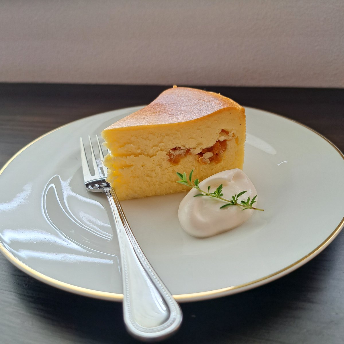 sena41id's tweet photo. グレートあかつきとブランマンジェ、杏のチーズケーキ、桃のフロマージュ。どれも甘すぎず好みのうまさ。いい店。 https://t.co/mXeTSu0cNX