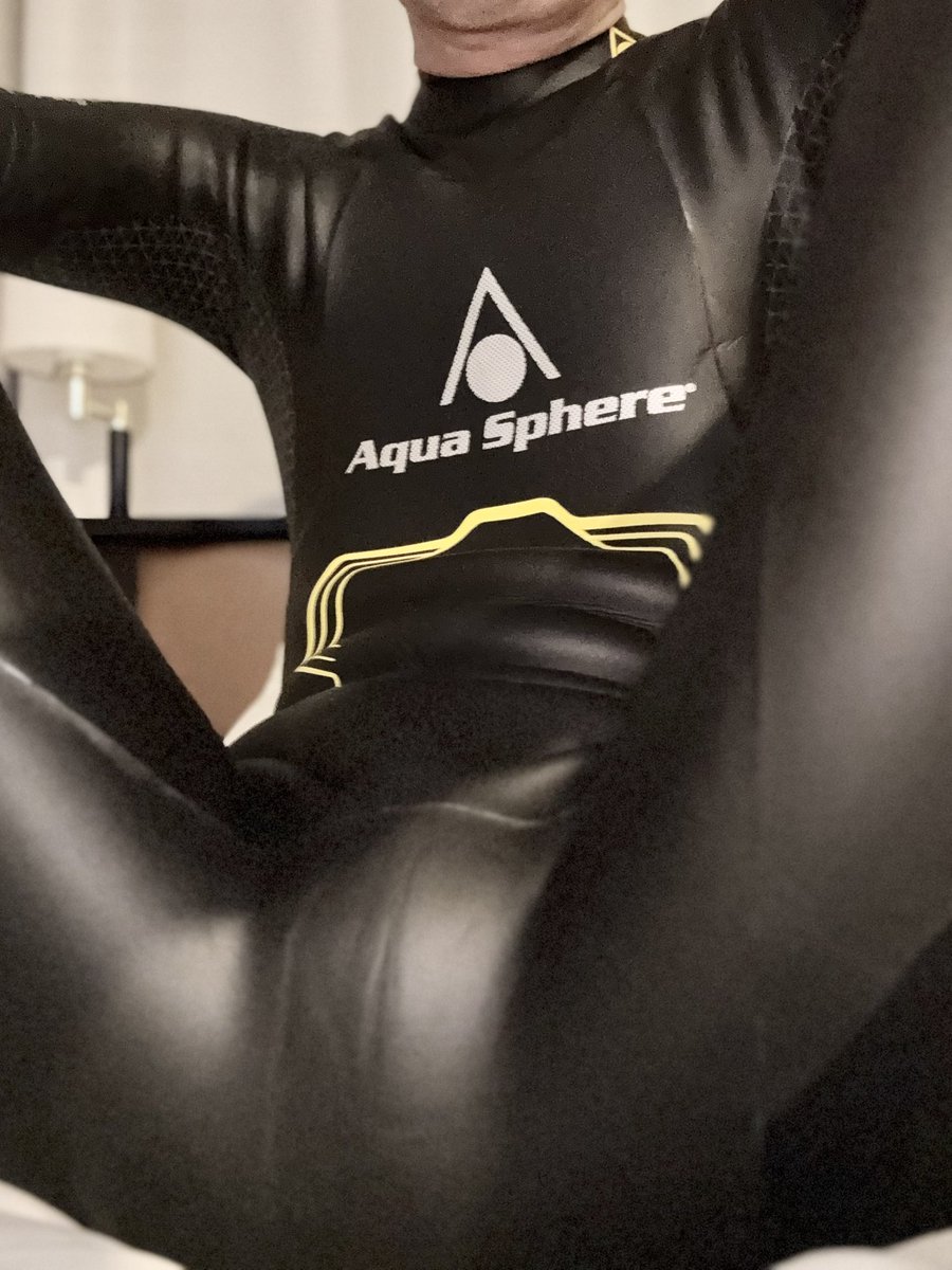 shinsukefet's tweet photo. #fetish #wetsuit #neoprene
残暑お見舞い申し上げます😈
この夏は暑過ぎて今日ぐらいしかフェチ出来なかったので、秋になったら色々遊ぼうと思います。 https://t.co/yBmRBHo6Q1