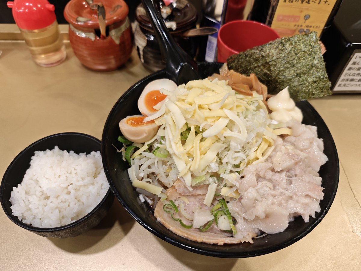 bu_takeVerMvno's tweet photo. 金曜日の夕飯。
秋葉原のごっつさん。
チーズ&amp;コロコロ背脂トッピングのまぜそばの超ゴテ。
金曜日、どうしてもこってりにしたく、チーズトッピングしてしまった…。
コロコロ背脂トッピングだと味濃いめでも良いかも。
背脂の甘さがあるから。

美味しかった〜♪ https://t.co/4gsMJ0fPUY