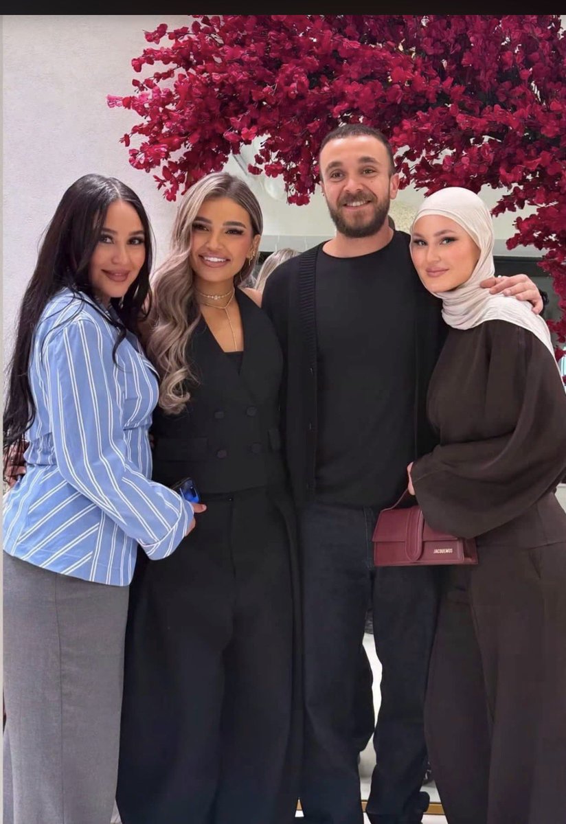Nouralex15's tweet photo. #حسام_حسن يارا الابنه الكبري لحسام حسن منزل�� صوره لها ولأشقائها من زوجته الاولي شباب زي الورد وان من موقعي هذا بقولهم تسلم ايديكم ياشباب عملتوا الـ مصر كلها عايزه تعمله 👏👏👏😅😅😅 https://t.co/jq6mFbUrjT