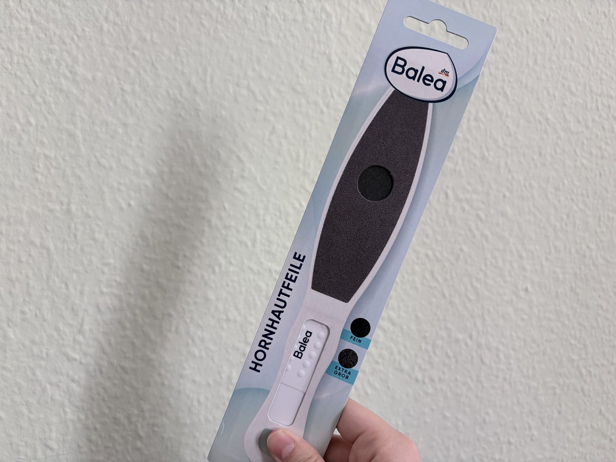 oooooi083's tweet photo. かかとが鏡開き直前の餅ぐらいバキバキだったから購入！プライベートブランドで1€！足ゴリゴリ削りまくって開封したての切り餅ぐらいにはなった！！！！ https://t.co/zoV9u3sKUV