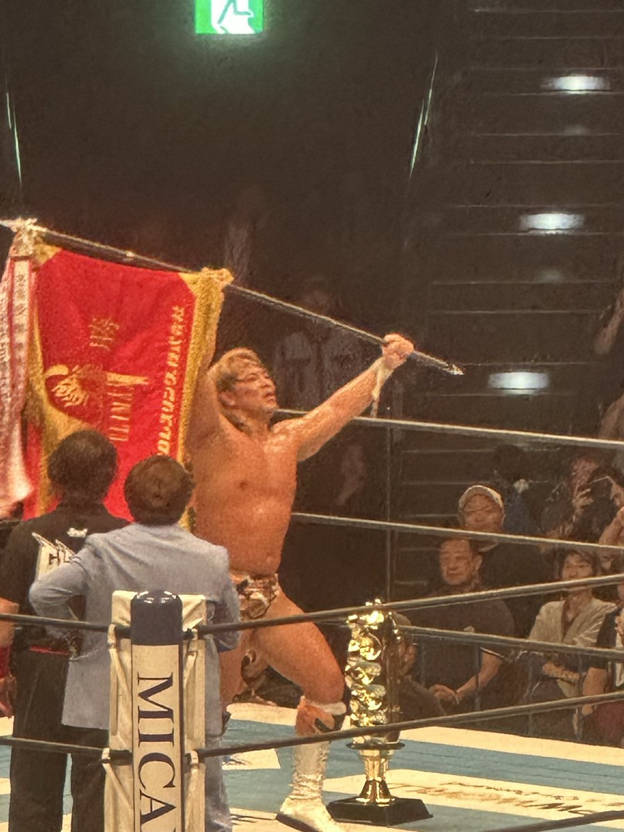 tokyodynamite's tweet photo. G1クライマックス36
優勝は大岩陸平
近年稀に見る最高の好勝負だった。

ロックアップが無くなった新日本プロレスにヘッドロックの掛け合い、腕の取り合いで観客を熱狂の渦に巻き込む2人の若者が現れた。素晴らしい試合だった。
こんなG1をずっと待っていた。

今日は最高の気分で帰路に着く。

親会社が変わっても、スターレスラーが引退しても、大岩と上村がいる限り新日本プロレスは大丈夫だ。

#G1CLIMAX36