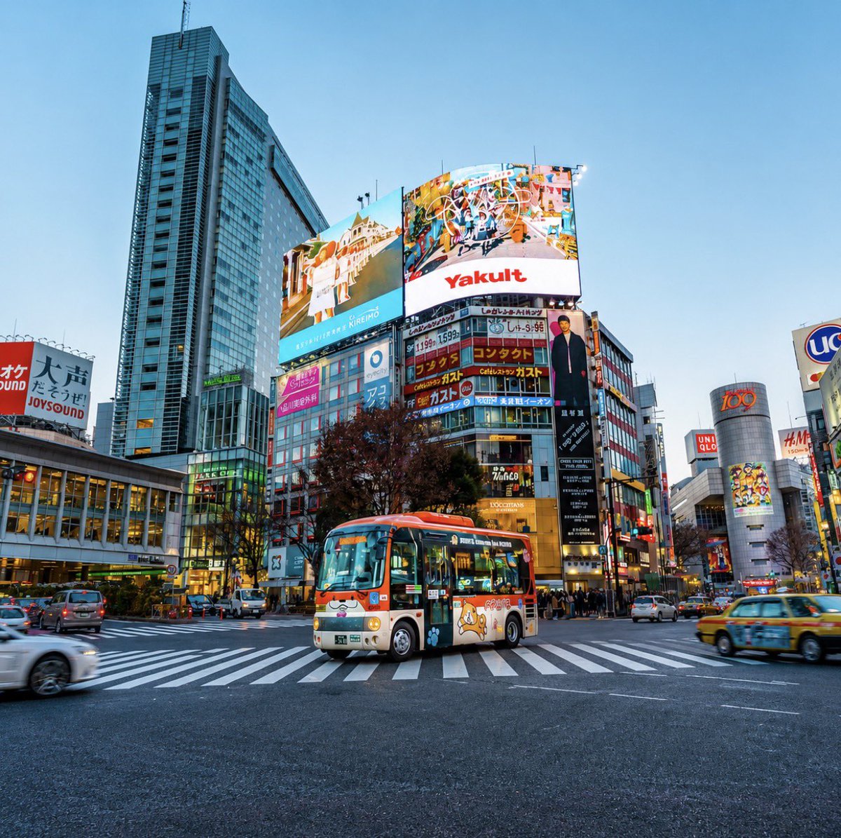 borsacibirgenc's tweet photo. Japonya kamyon şoförü bulmakta zorlanıyor.

Maaşlar 2.500 dolar civarında.

İş arayan 1 kamyon şoförüne 3 iş düşüyor.

Japon hükümetinin hesabına göre böyle giderse 2030 yılında ülkede taşınması gereken yüklerin yaklaşık üçte birini taşıyacak yeterli şoför olmayabilir.

Adamların kamyonu var, yolu var, fabrikası var, taşınacak malı var.

Kamyonu sürecek adam yok.

Aslında olay biraz da Japonya’nın kendi kendine hazırladığı bir problem.

Kamyon şoförlüğü yıllardır ağır iş.

Bir dönem Japonya’da kamyon şoförleri normal çalışanlardan yılda yaklaşık 400 saat daha fazla çalışıyordu.

Maaşa bakıyorsun, öyle aman aman bir fark da yok.

Genç adam da doğal olarak diyor ki:

Ben niye bu işi yapayım?

Sonuç ortada.

Sektörde çalışanların yaklaşık yarısı 50 yaşın üzerinde.

29 yaşın altındakilerin oranı ise %10 civarında.

Yani bugün direksiyon sallayan abiler yavaş yavaş emekli oluyor, arkadan gelen yok.

Japon hükümeti de baktı bu iş böyle gitmeyecek, 2024’te şoförlerin fazla mesaisine yıllık 960 saat sınır koydu.

Çalışma saatlerini düşürdü.

İyi güzel de bu sefer başka yerden patladı.

Eskiden 10 şoföre uzun uzun mesai yaptırıp taşıttığın malı artık aynı şekilde taşıtamıyorsun.

Daha fazla şoför lazım.

E piyasada şoför zaten yok.

O yüzden Japonya şimdi çift römorklu kamyonlardan otonom kamyonlara kadar ne varsa deniyor.

Hatta yıllardır yabancı işçi konusunda oldukça seçici olan Japonya, kamyon şoförlüğünü yabancıların çalışabileceği mesleklerin arasına bile aldı.

Çünkü mesele artık, kargom bugün gelmedi meselesi değil.

Fabrikada Toyota üretiyorsun, limana götürecek adam lazım.

Markette Coca-Cola satıyorsun, depodan markete götürecek adam lazım.

Japonya’nın her tarafına milyonlarca otomat koymuşsun, makineler kendi kendine satış yapıyor ama içindeki içeceği kendi kendine dolduramıyor.

Birisi kamyona kolileri yükleyip tek tek o makineleri gezecek.

İşin komik tarafı da burada zaten.

Dünyanın en teknolojik ülkelerinden birisin.

Kamyonun var.

Taşınacak milyarlarca dolarlık malın var.

Ama direksiyona oturacak adam yok…