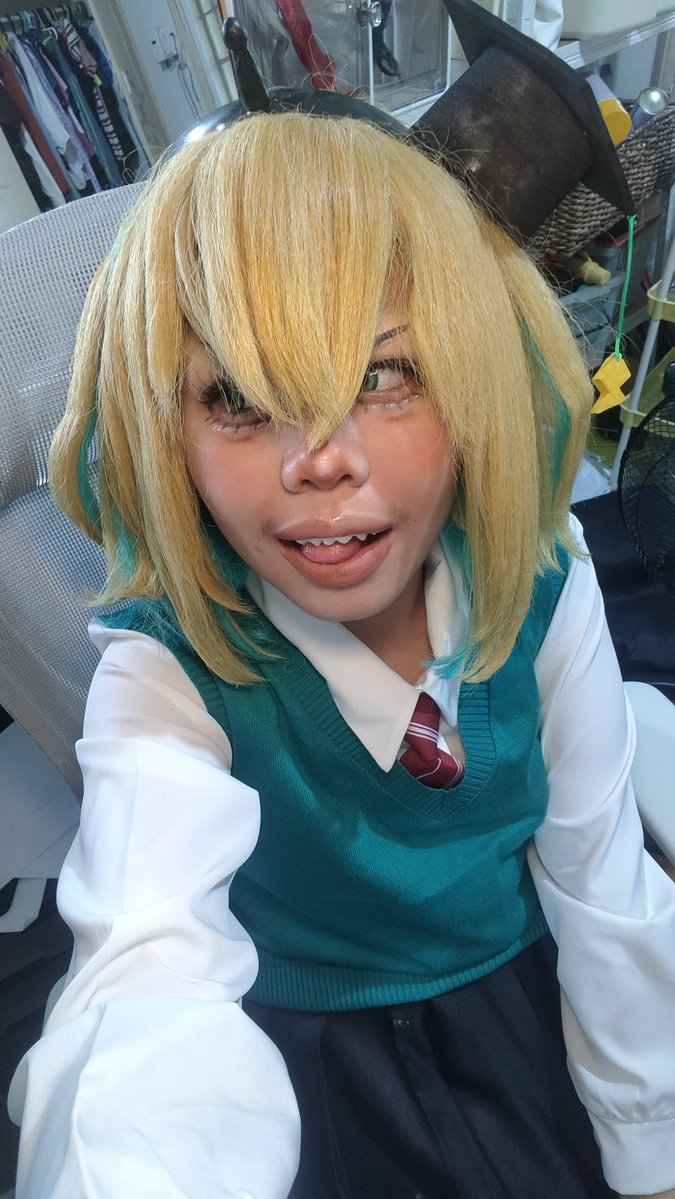 MoogiDayo's tweet photo. graduating irl so im cosplaying my oshi's graduation outfit ⚡ #pikamee #cosplay https://t.co/SwuSZwSgwQ
