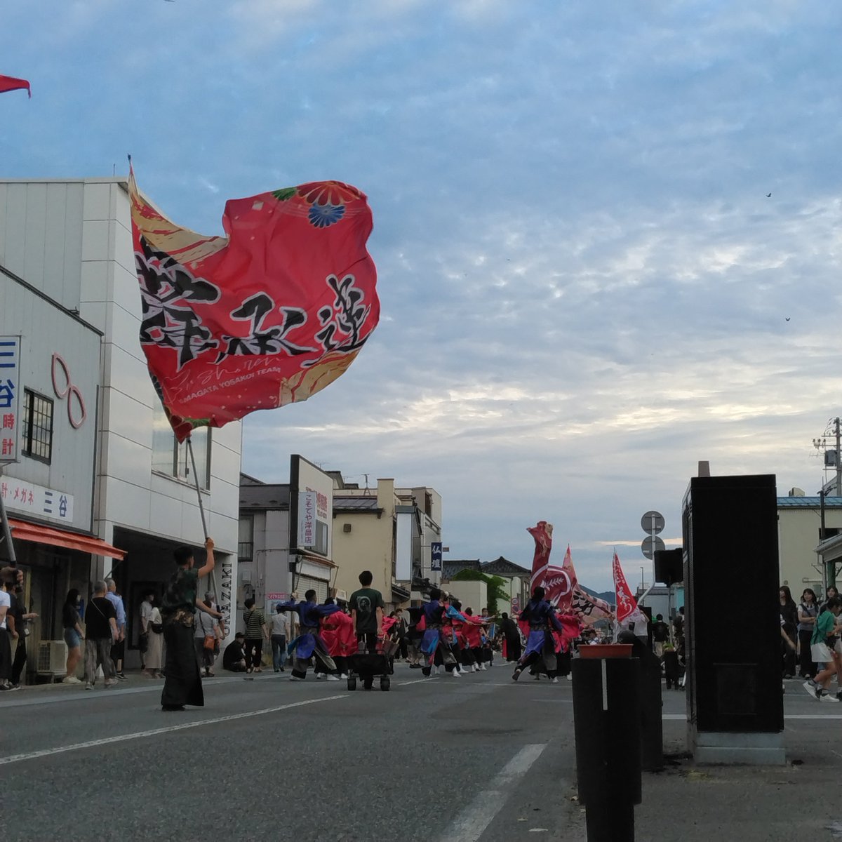 tsuruokadegansu's tweet photo. #おぃやさまつり　今年も賑やかに開催中！もちろんいつもの　#やまがたパインサイダー　#ラムネ　もでがんす前で販売中～ https://t.co/VNIthMc1cH