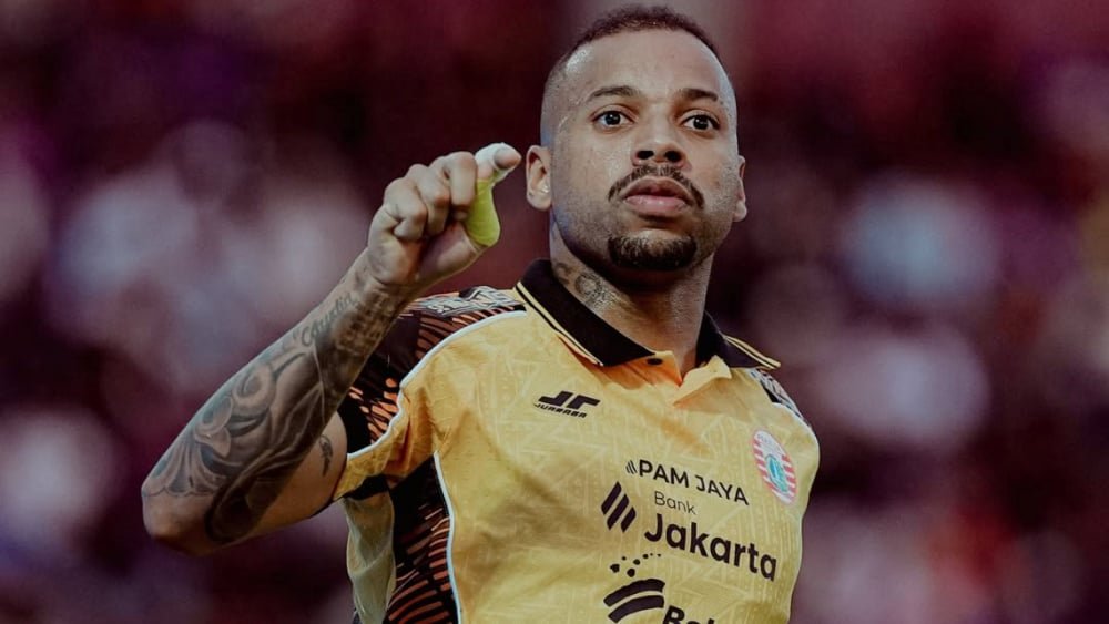 IndosFC's tweet photo. 🚨❌ GUSTAVO ALMEIDA EXIT DOOR OPENS?

Nama penyerang asing PERSIJA, yakni 🇧🇷Gustavo Almeida (30) tengah dalam sorotan penggemar dan dipertanyakan keberadaannya untuk tim di 🇮🇩ISL musim 2026/27 mendatang.

Kendati dirinya mengikuti agenda pra musim Macan Kemayoran, nama dirinya bisa saja hengkang ke klub lain untuk musim baru nanti.

Nama sesama kontestan 🇮🇩ISL, yakni JAVA UNITED (sebelumnya MALUT UNITED) dikabarkan tertarik datangkan pemain asal brasil tersebut.