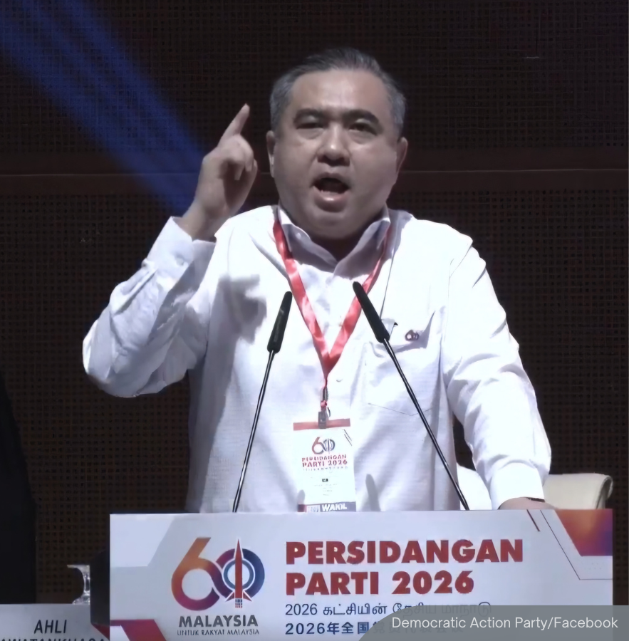 NewsBFM's tweet photo. 🚨 JUST IN: DAP has decided to remain in the Unity Government until the end of the current parliamentary term, with 88% of delegates backing the move.

Of the 2,099 votes cast, 242 voted to withdraw.

"If we stay, we will use whatever means to implement the reforms that we have promised," said party secretary-general Anthony Loke earlier today.

🧵1