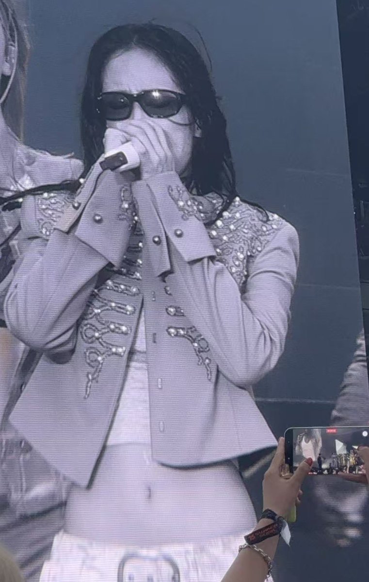 GENIUS9N's tweet photo. she performed starlight while still in tears… JENNIE we love you so much we’ll always remember this summer festival 😭😭😭 https://t.co/GOLuqwhbvt