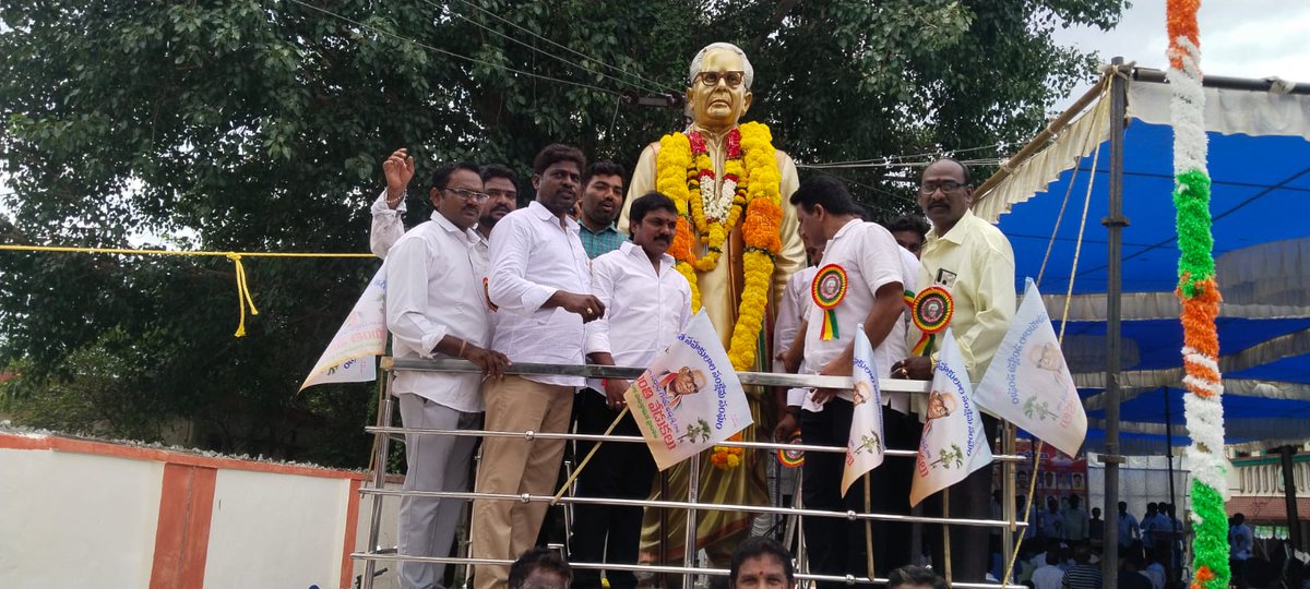 DGovindReddy10's tweet photo. విశాఖ.... గాజువాక 

*వెనుకబడిన వర్గాల అభ్యున్నతికి సర్దార్ గౌతు లచ్చన్న కృషి చిరస్మరణీయం*

* *జయంతి వేడుకలో నివాళులర్పించిన EX -డిప్యూటీ మేయర్ దల్లి గోవిందరెడ్డి గారు* 

విశాఖపట్నం, ఆగస్టు 16: సమాజంలోని వెనుకబడిన వర్గాల అభ్యున్నతి, సామాజిక సమానత్వం కోసం సర్దార్ గౌతు లచ్చన్న చేసిన కృషి చిరస్మరణీయమని *EX -డిప్యూటీ మేయర్ దల్లి గోవిందరెడ్డి గారు* పేర్కొన్నారు . సర్దార్ గౌతు లచ్చన్న జయంతి సందర్భంగా *సీకువాణిపాలెం  జంక్షన్ వద్ద ఉన్న ఆయన విగ్రహానికి గోవిందరెడ్డి గారు పూలమాల వేసి ఘనంగా నివాళులర్పించారు* 

 ఈ సందర్భంగా *దల్లి గోవిందరెడ్డి గారు* మాట్లాడు తు..
లచ్చన్న గారు అందించిన సేవలను స్మరించుకున్నారు. బడుగు, బలహీన వర్గాల హక్కుల కోసం సర్దార్ గౌతు లచ్చన్న చేసిన పోరాటం, సామాజిక న్యాయం కోసం ఆయన సాగించిన కృషి స్ఫూర్తిదాయకమని పేర్కొన్నారు. ఆయన ఆశయాలను స్ఫూర్తిగా తీసుకుని వెనుకబడిన వర్గాల సంక్షేమం, అభ్యున్నతికి మరింత కృషి చేయాల్సిన అవసరం ఉందన్నారు.

కార్యక్రమంలో గీత సహకులాల సంక్షేమ సంఘం సభ్యులు , బీసీ సంఘాల నాయకులు,  తదితరులు పాల్గొని సర్దార్ గౌతు లచ్చన్నకు నివాళులర్పించారు. @APDeputyCMO
@JanaSenaParty
@JSPShatagniTeam.@JSPVeeraMahila.@maheshkambala1.@mnadendla.@PawanKalyan...................................