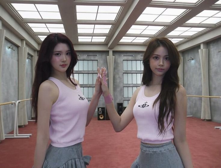 carmenimoet's tweet photo. siapapun tolong bilangin ke bighandz mereka wajib remake foto ini pas pake outfit sailor moon 😭😭😭 https://t.co/JpeCwQbBQ7