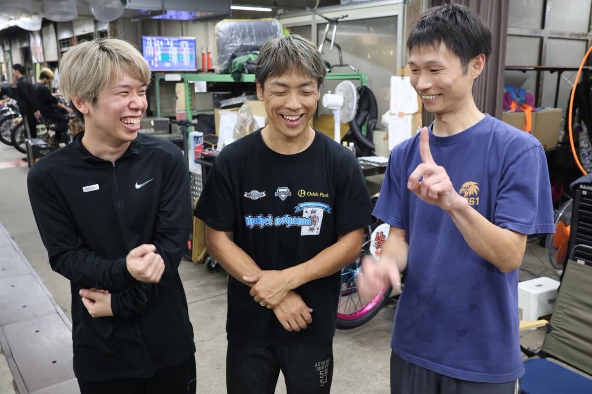 hochi_autorace's tweet photo. 見事に優勝戦進出を果たした青山周平選手。普段はストイックにあまり表情を崩さないナンバーワンですが、同じ整備グループの村瀬月乃丞選手、福岡鷹選手の前ではいつも厳しくもやさしいアニキです。

二人に祝福された青山さんはいつになくずっと笑顔だったので、三人の写真を撮ることに。

青山さんは「えっ、こいつらとかよお～」と照れていましたが、そこは常に欲しがる37期軍団の福岡さんが「じゃあ、青山さんのエンジン100点です！ポーズはどうですか？」と提案W

即座に青山さんは「100点じゃねーーしーーW」と爆笑。からの三人でカメラを見つめてくれましが、一番笑顔だったのは青山さんというWWW

やっぱり同門の後輩の前では、いつもと違う姿を見せてくれるんですねー。

というわけで、ここまで現場で笑顔をだだ漏らすことのないチャンピオンの表情をみなさんにお届けいたしまーす。

三人ともよき笑顔です