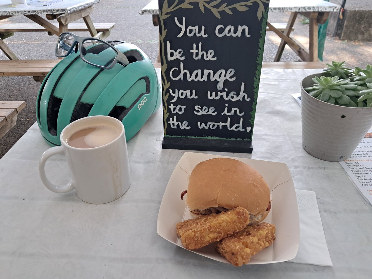 CB_cycles's tweet photo. Early stop for a 2nd breakfast below Castel Coch in Tongeynlais #TransWales #bikepacking #cycletouring #cycling https://t.co/yrsOPhk0qV